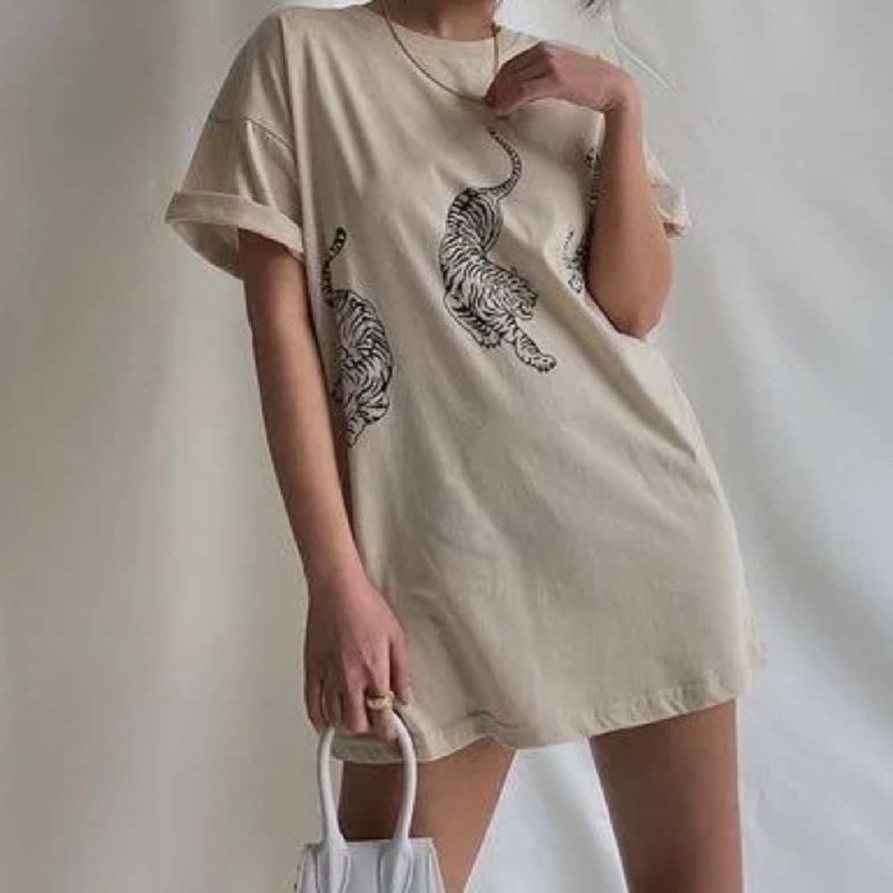 URBAN OUTFITTERS tiger oversized graphic tee